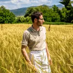 Cristian Santomauro con grano coltivato nel Cilento destinato agli impasti della pizza