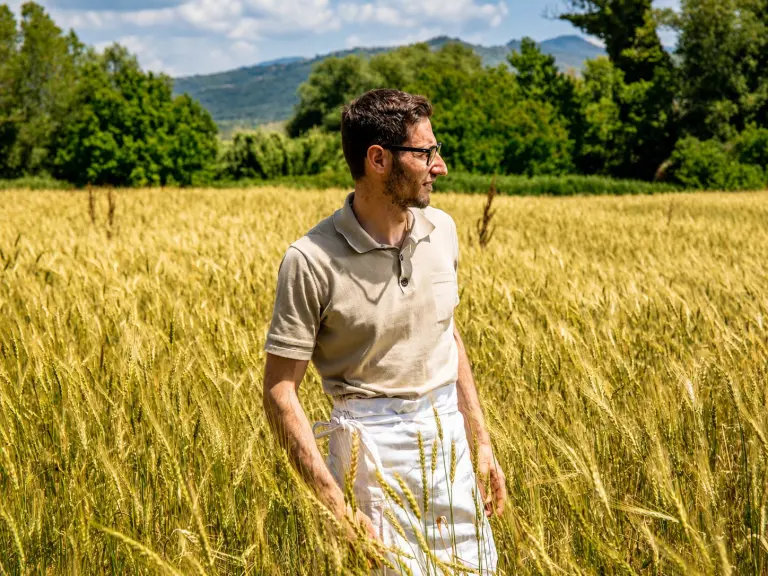 Cristian Santomauro con grano coltivato nel Cilento destinato agli impasti della pizza