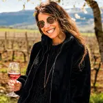 Giulia Cataldi Madonna tra i vigneti di Ofena davanti al massiccio del Gran Sasso
