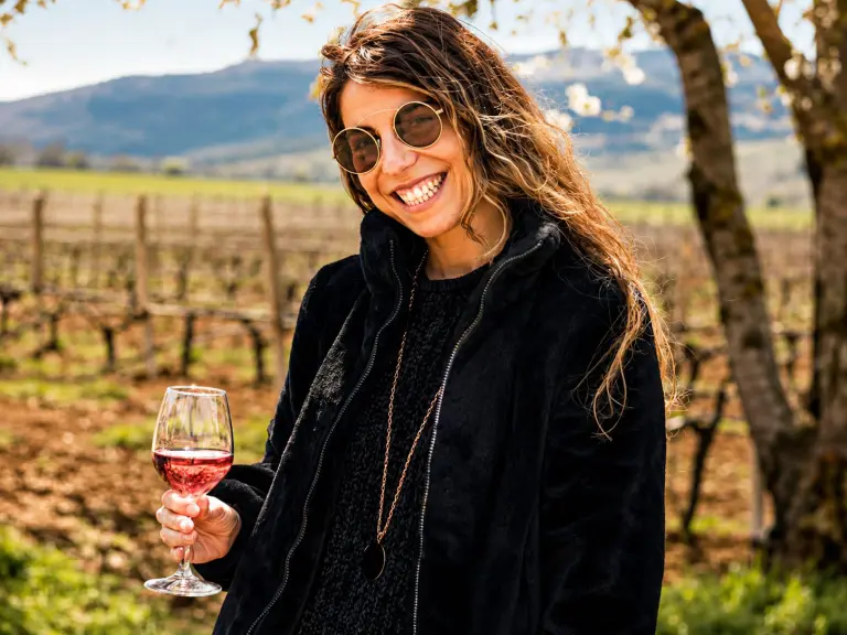 Giulia Cataldi Madonna tra i vigneti di Ofena davanti al massiccio del Gran Sasso