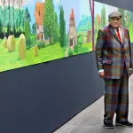 david hockney posa davanti opera creata su ipad