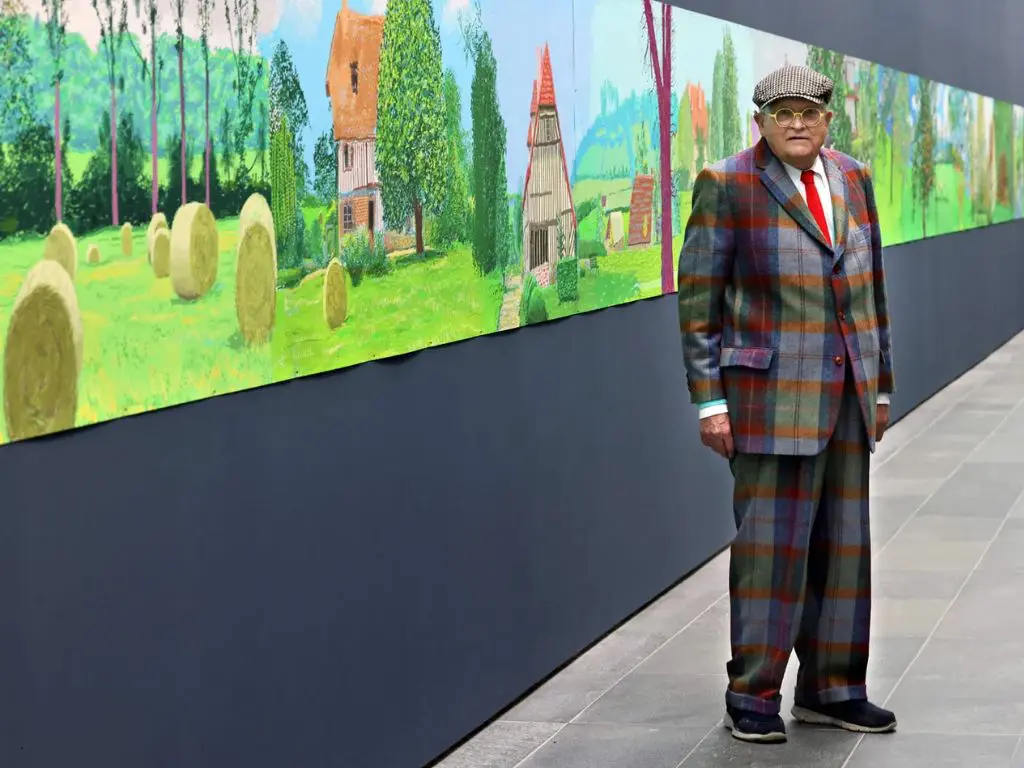 david hockney posa davanti opera creata su ipad