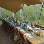 Cena condivisa in un supper club con una lunga tavolata