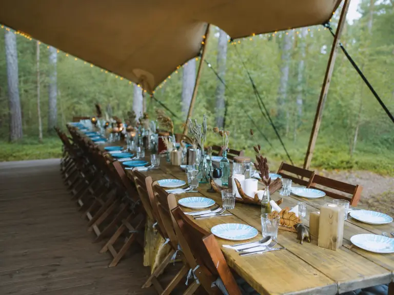 Cena condivisa in un supper club con una lunga tavolata