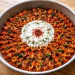 Manti turchi serviti con yogurt, burro speziato e menta essiccata.