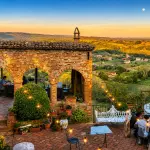 La terrazza dell’Osteria del Vicario affacciata sulle colline toscane a Certaldo Alto