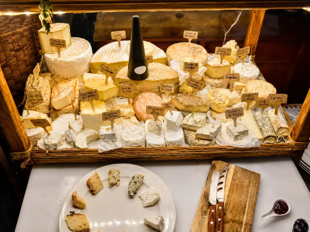 Carrello di formaggi e tavoli da Da Manuela, storico ristorante sul Po in Piemonte specializzato in cucina di fiume