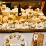 Carrello di formaggi e tavoli da Da Manuela, storico ristorante sul Po in Piemonte specializzato in cucina di fiume