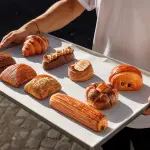 Croissant farcito al cioccolato e caramello servito da Mary a Roma