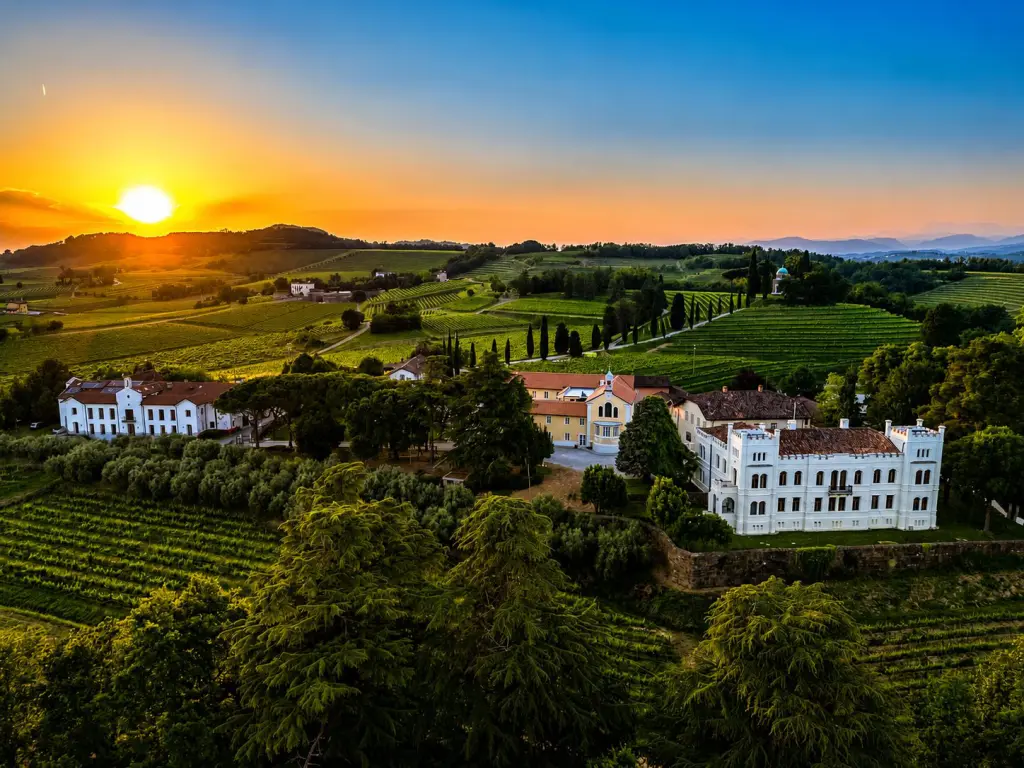 Terrazza del ristorante Villa Russiz con vista sui vigneti del Collio