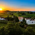 Terrazza del ristorante Villa Russiz con vista sui vigneti del Collio