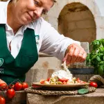 Casara che apre una burrata artigianale appena fatta in un caseificio pugliese