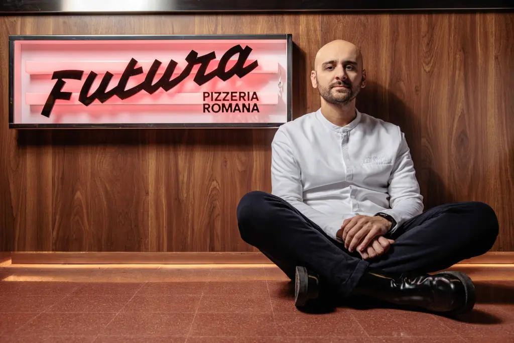 Luca Pezzetta con una pizza romana nel locale Futura a Milano