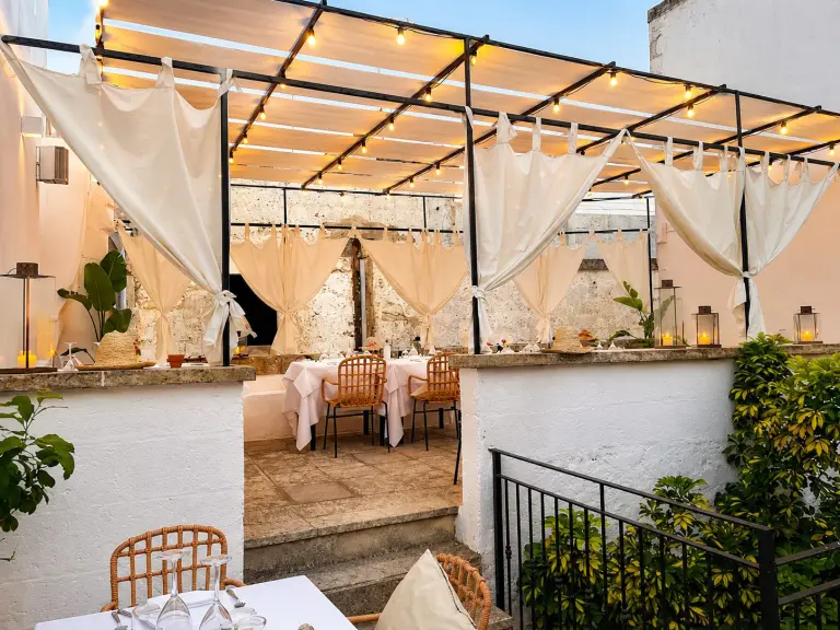 Tavola apparecchiata in un ristorante della Grecìa Salentina, nell’entroterra del Salento