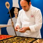 Antonio Oliva nel laboratorio della sua pizzeria ad Acri con alcune pizze al taglio contemporanee
