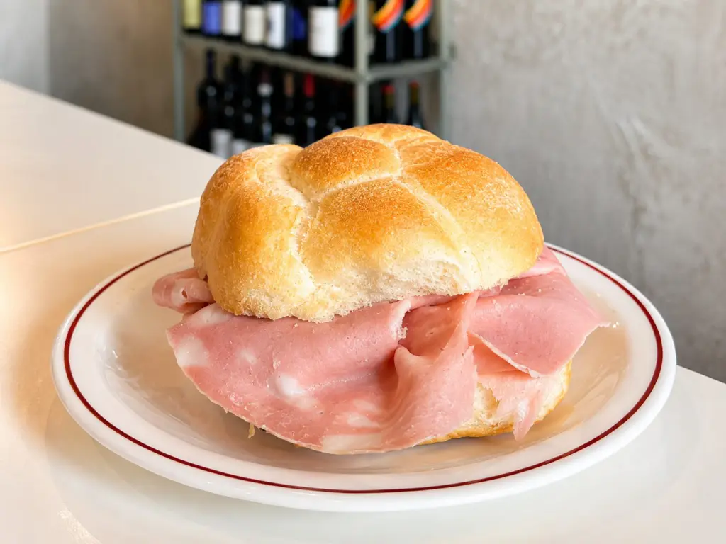 La michetta col salame sul bancone di Bar Normale a Milano