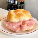 La michetta col salame sul bancone di Bar Normale a Milano