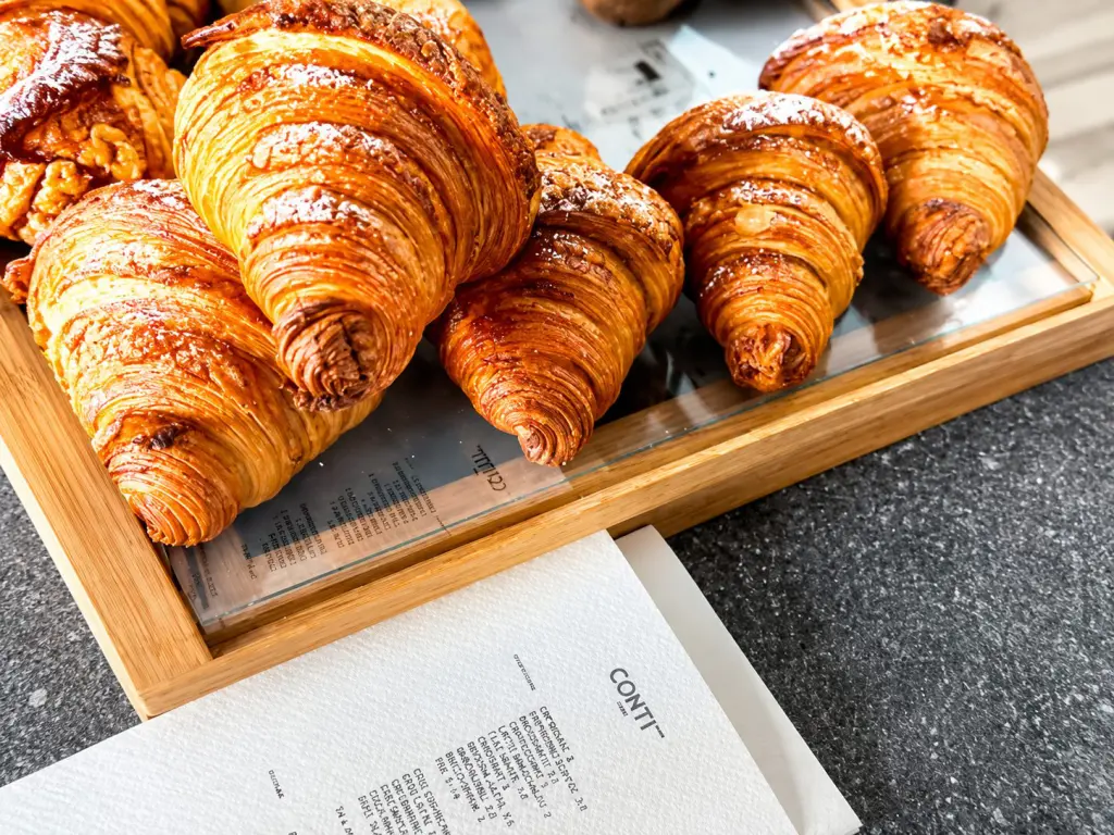 Interno di Cafè Conti & Co. all'Esquilino con il bancone dei lievitati e la caffetteria specialty