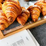 Interno di Cafè Conti & Co. all'Esquilino con il bancone dei lievitati e la caffetteria specialty