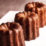 Canelé tradizionale di Bordeaux con crosta caramellata e interno morbido