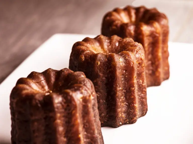 Canelé tradizionale di Bordeaux con crosta caramellata e interno morbido