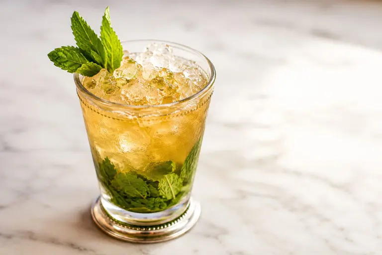 Mint Julep con bourbon, menta fresca e ghiaccio tritato servito nel tradizionale bicchiere d'argento.