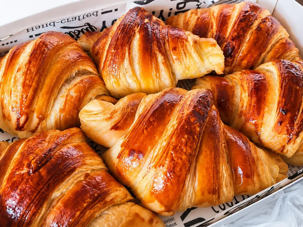 Un croissant vegano sfogliato, esempio dei lieviti vegetali proposti sempre più spesso da bar e pasticcerie