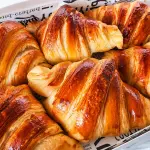 Un croissant vegano sfogliato, esempio dei lieviti vegetali proposti sempre più spesso da bar e pasticcerie
