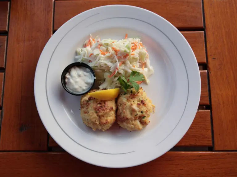 crab cakes e cole slaw