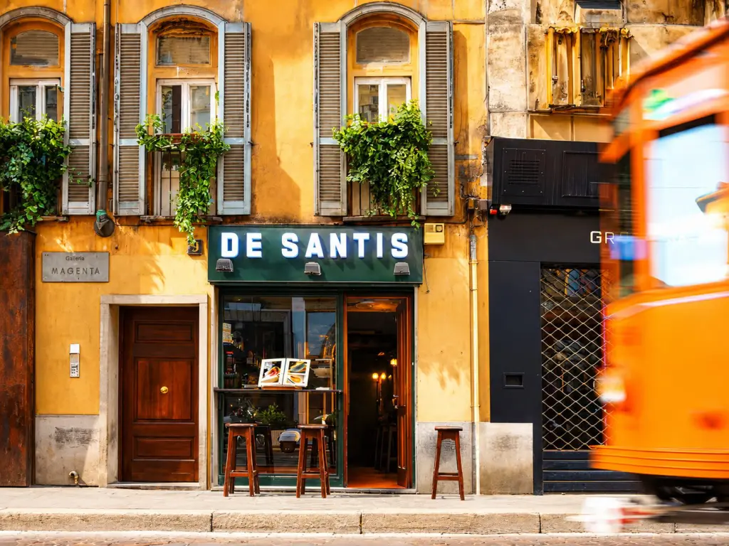 Clienti davanti alla storica paninoteca De Santis in corso Magenta a Milano
