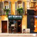 Clienti davanti alla storica paninoteca De Santis in corso Magenta a Milano