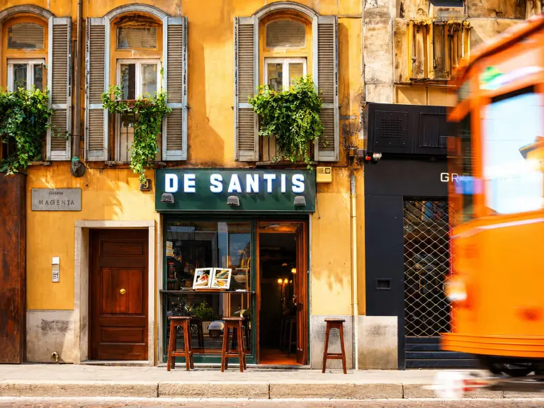 Clienti davanti alla storica paninoteca De Santis in corso Magenta a Milano
