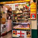 Il bancone della storica paninoteca Gran Ristoro sotto i portici di Sottoripa, a Genova