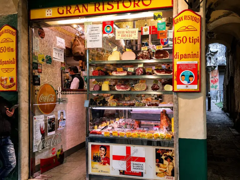 Il bancone della storica paninoteca Gran Ristoro sotto i portici di Sottoripa, a Genova