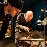 Enrico Rizzi durante la tostatura delle fave di cacao nella fabbrica del cioccolato visitabile nel centro di Milano