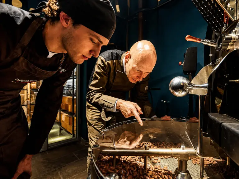 Enrico Rizzi durante la tostatura delle fave di cacao nella fabbrica del cioccolato visitabile nel centro di Milano