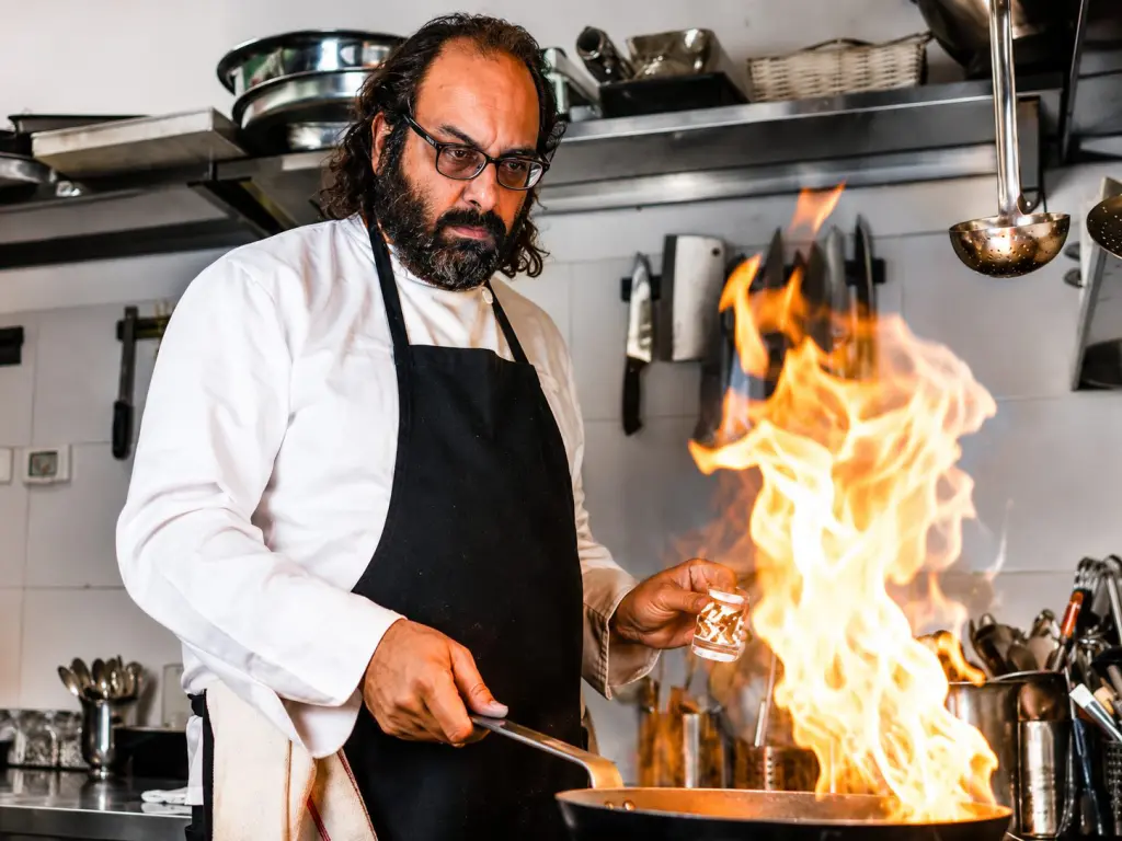 Lo chef palestinese Fadi Kattan all'interno del Padiglione del Qatar alla Biennale di Venezia