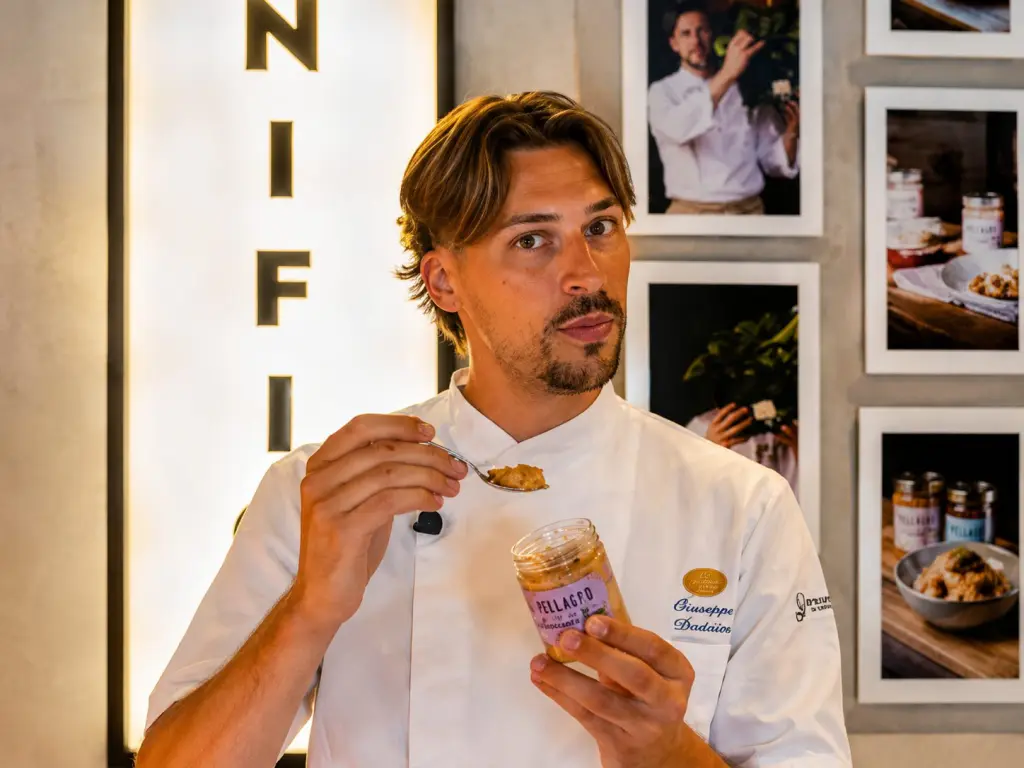 Francesco Arnesano con il nuovo gelato artigianale nel laboratorio di Lievito a Roma