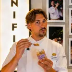 Francesco Arnesano con il nuovo gelato artigianale nel laboratorio di Lievito a Roma