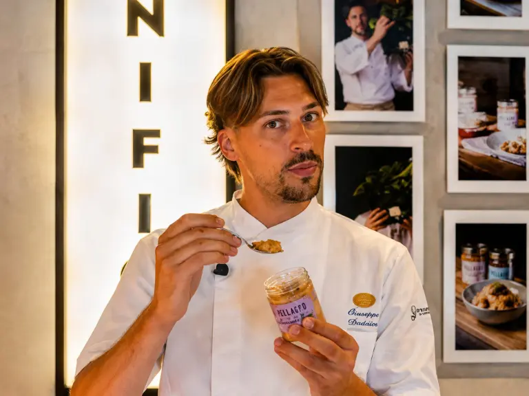 Francesco Arnesano con il nuovo gelato artigianale nel laboratorio di Lievito a Roma