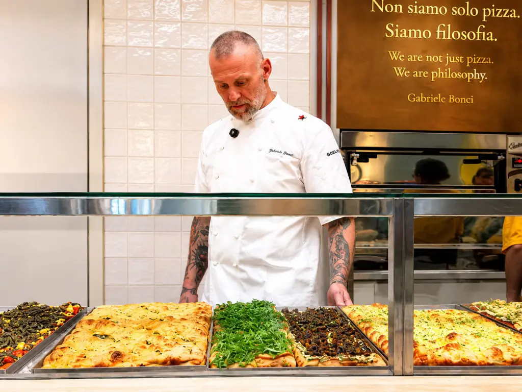 Gabriele Bonci apre a Dubai con nuove pizze ispirate ai sapori mediorientali