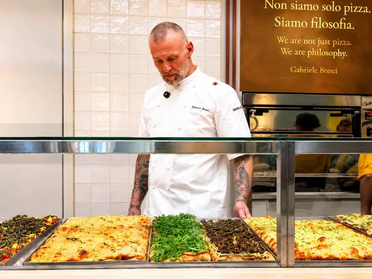 Gabriele Bonci apre a Dubai con nuove pizze ispirate ai sapori mediorientali
