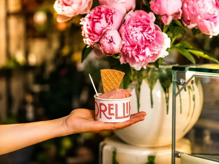 Gelato artigianale e bouquet di fiori nella gelateria Fiorellina di Terlizzi