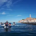 Una batana tradizionale nel porto di Rovigno al tramonto