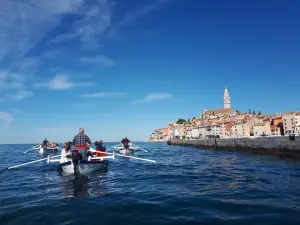 Una batana tradizionale nel porto di Rovigno al tramonto