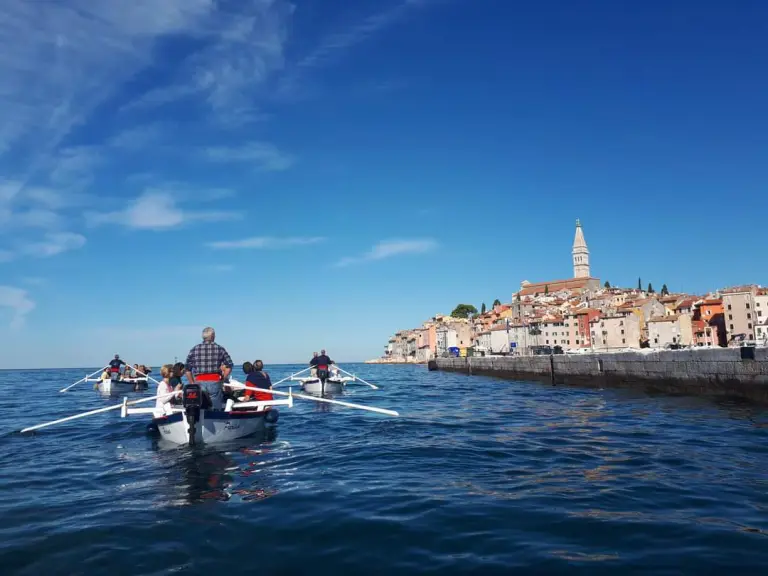Una batana tradizionale nel porto di Rovigno al tramonto