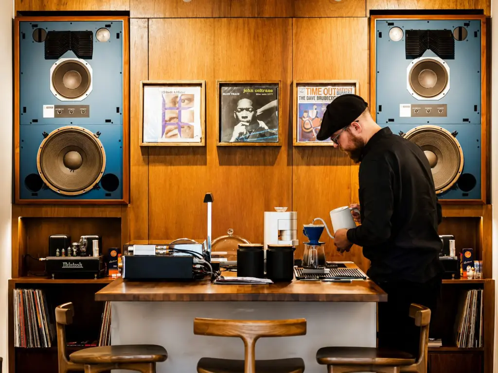 Interno di un jazz kissa in Giappone con vinili, impianto hi-fi e atmosfera soffusa