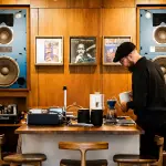 Interno di un jazz kissa in Giappone con vinili, impianto hi-fi e atmosfera soffusa