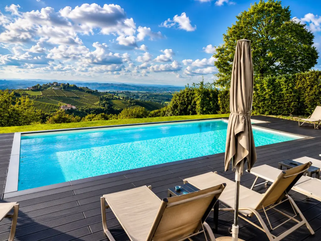 Vista panoramica della Locanda del Pilone sulle colline delle Langhe