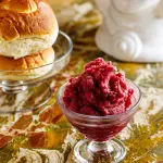 Granita siciliana artigianale servita con brioche col tuppo, simbolo della tradizione della Sicilia orientale